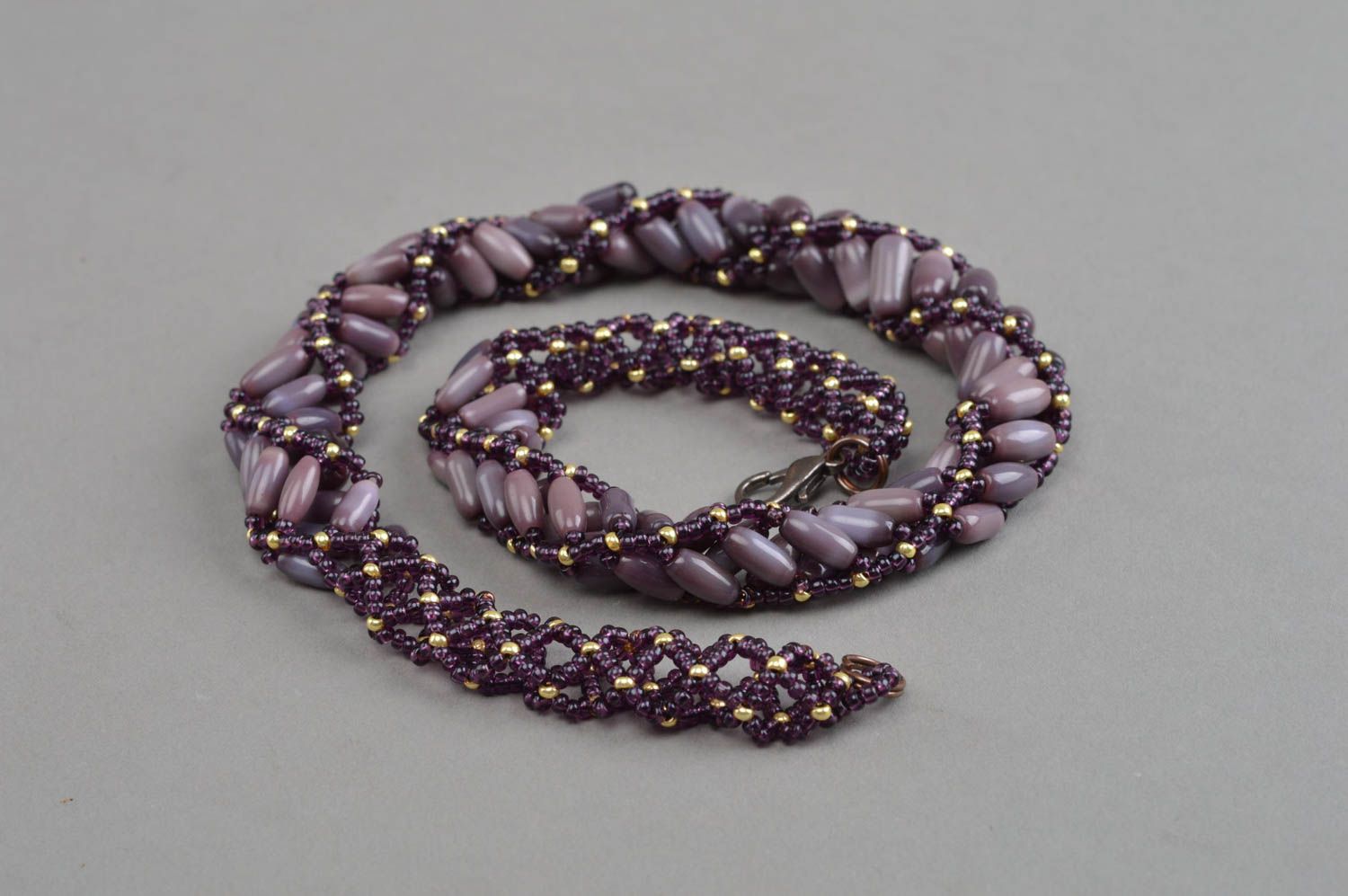 Фиолетовое колье из натурального камня и бисера ручной работы нарядное фото 3