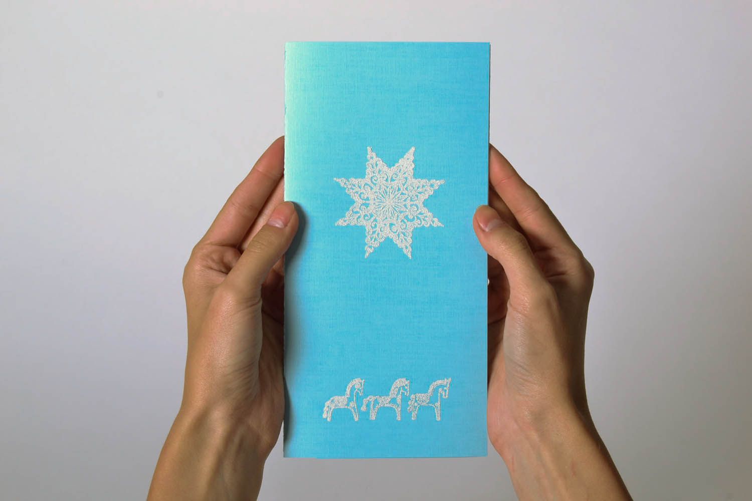 Cartão postal azul feito a mão na base de papelão foto 5