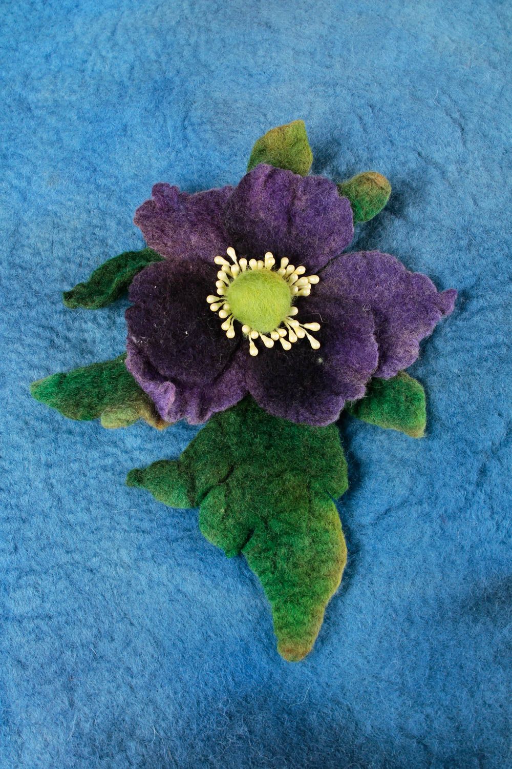 Broche de fieltro bisutería artesanal accesorio de moda flor morada elegante foto 1