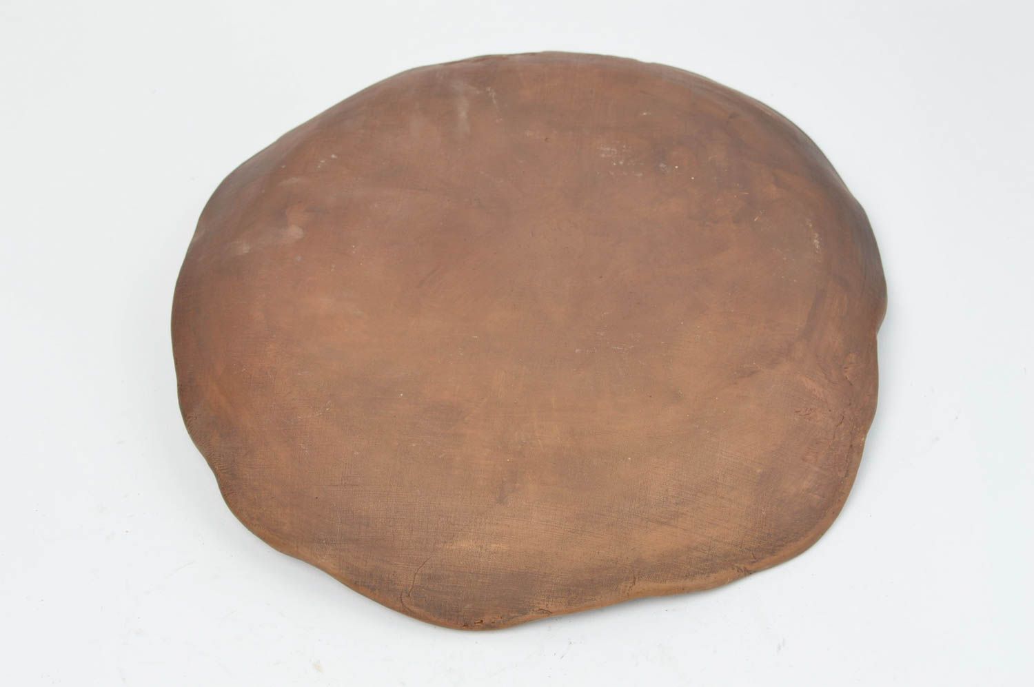 Assiette plate en terre cuite marron clair avec motif en relief ronde faite main photo 4