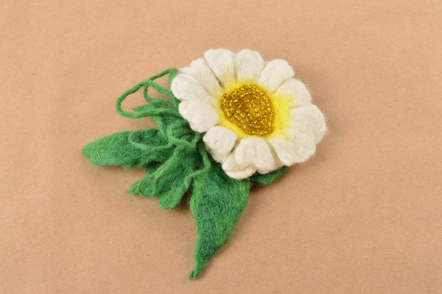 Broche fleur marguerite Bijou fait main Accessoire femme laine feutrée photo 5