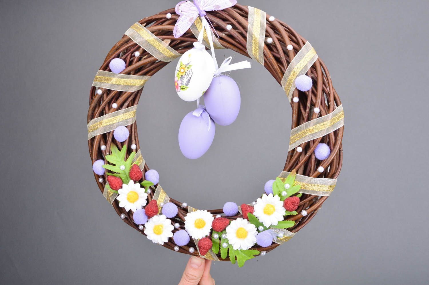Dekorativer Kranz zu Ostern aus Zweigen mit Ostereiern Dekor für Haus handmade foto 3
