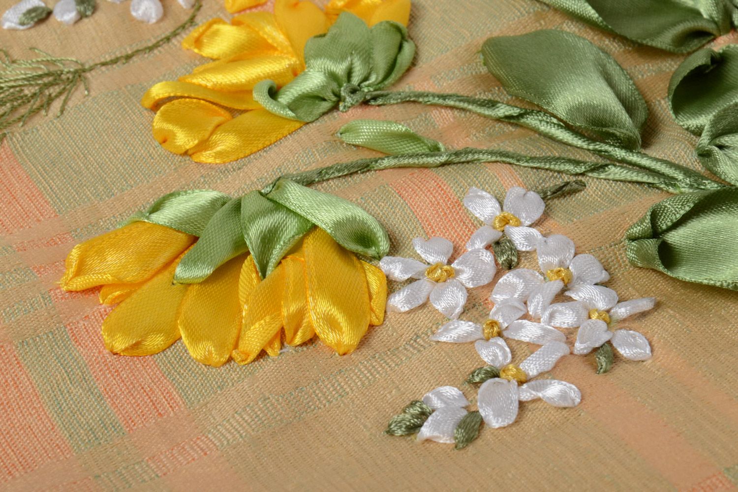 Taie d'oreiller faite main avec fleurs en rubans de satin sur bouton linge photo 3