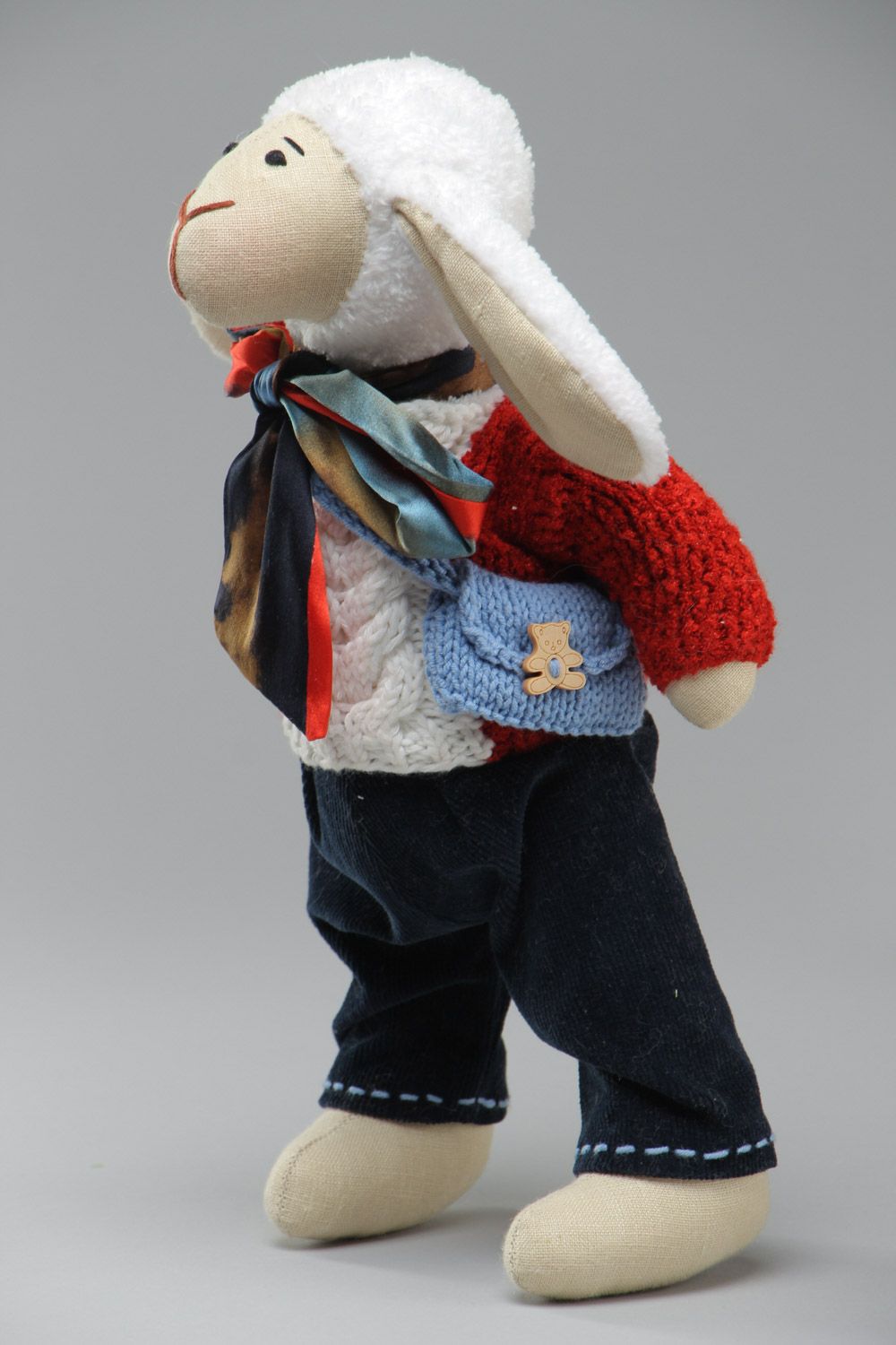 Красивая мягкая игрушка барашек ручной работы из льна в вязаном костюме фото 2