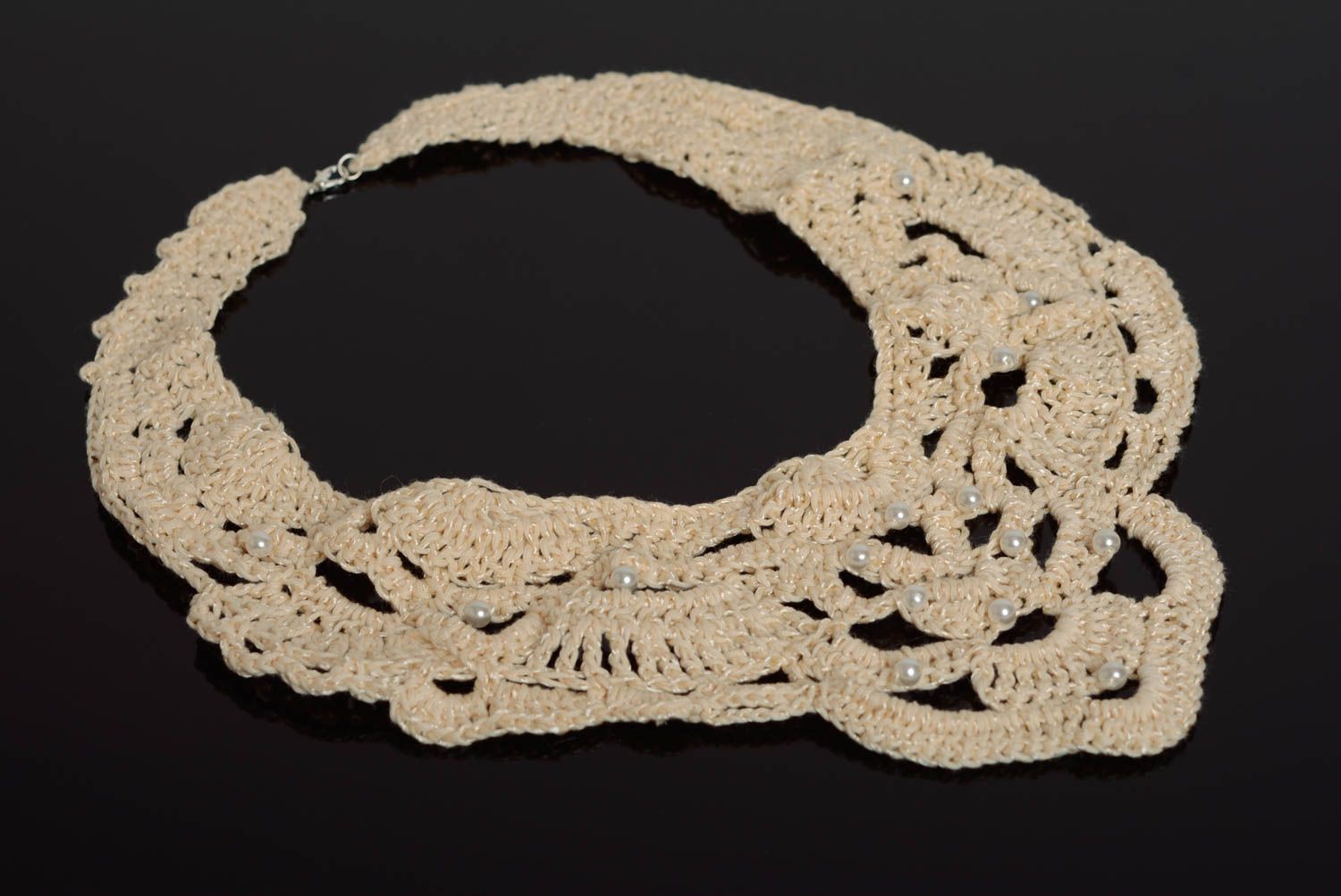 Joli collier tricoté en fils au crochet fait main de couleur ivoire pour femme photo 1