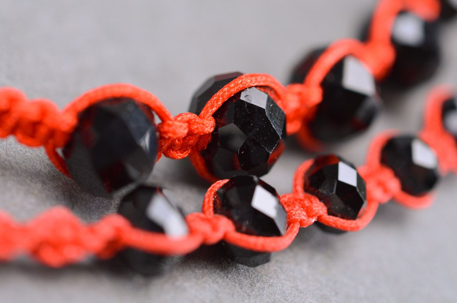 Conjunto de adornos artesanales de cuentas e hilos collar y pulsera rojos con piedras negras foto 4