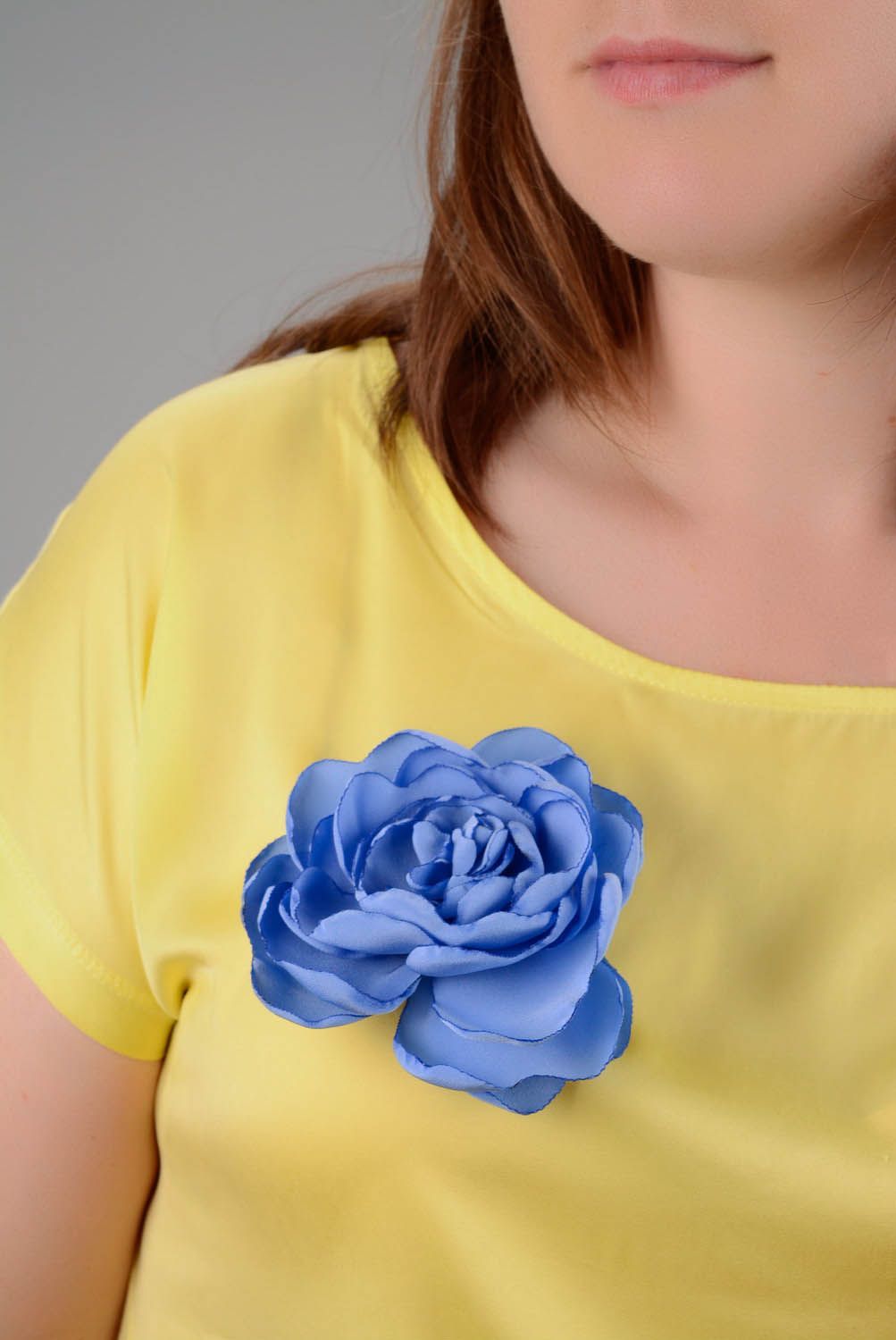 Broche-prendedor em forma de flor azul  foto 5