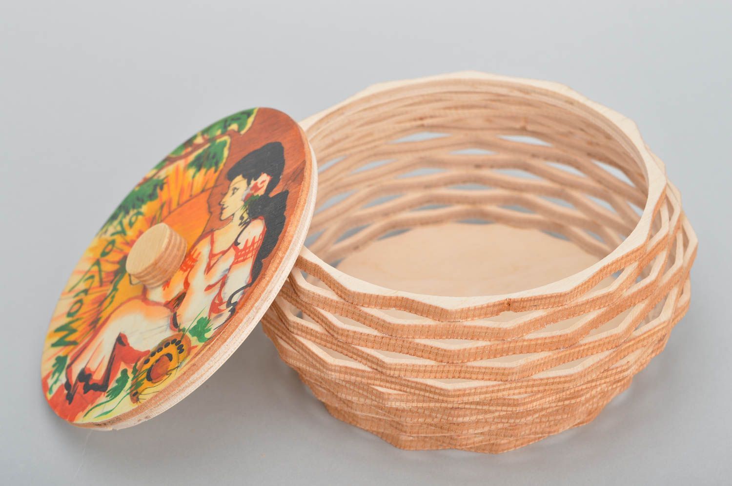 Runde Schatulle aus Holz bemalt ajour auffallend schön modisch handmade stilvoll foto 2
