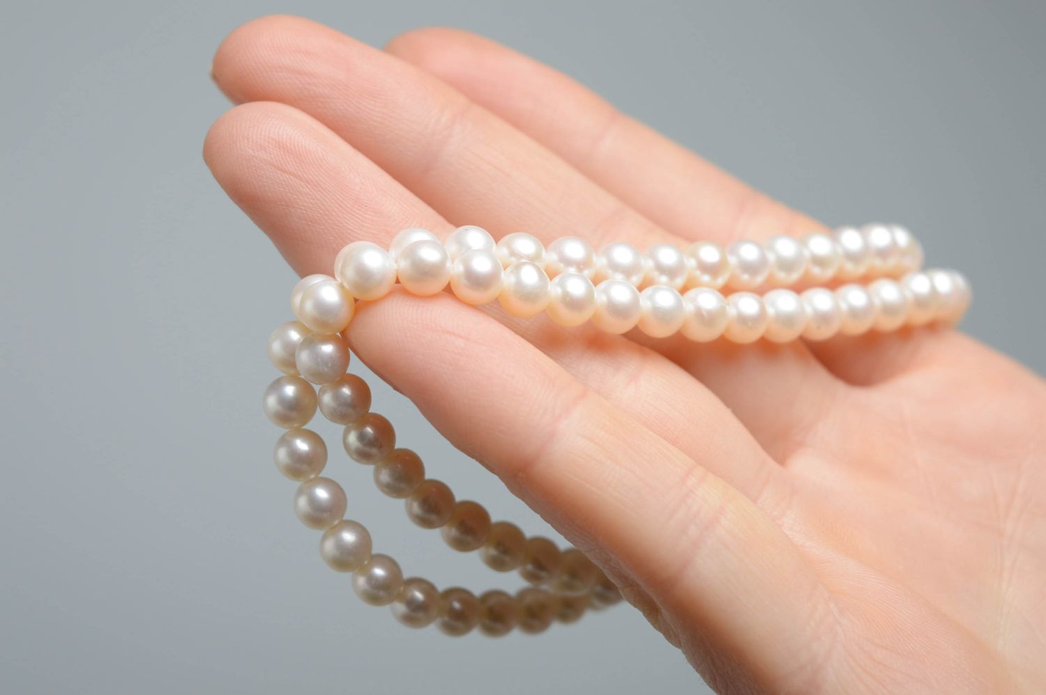 Bracelet en perles blanches fait main photo 3