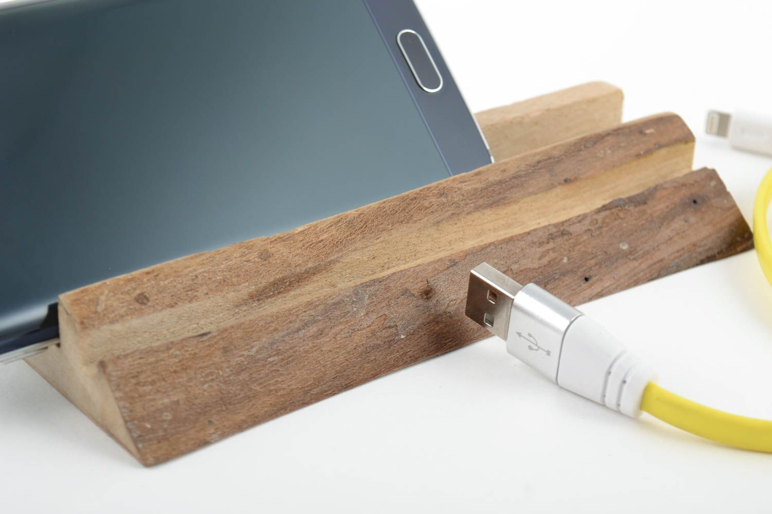 Petit support pour téléphone portable en bois pratique écologique fait main photo 1
