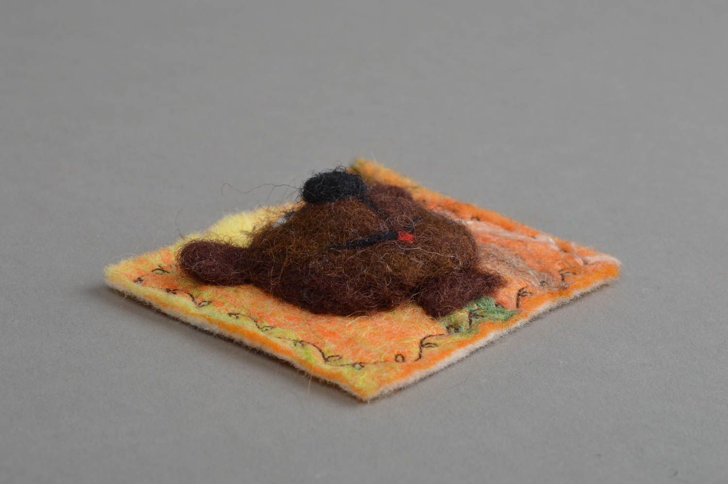 Красивый текстильный магнит на холодильник из шерсти ручной работы Мишка фото 2