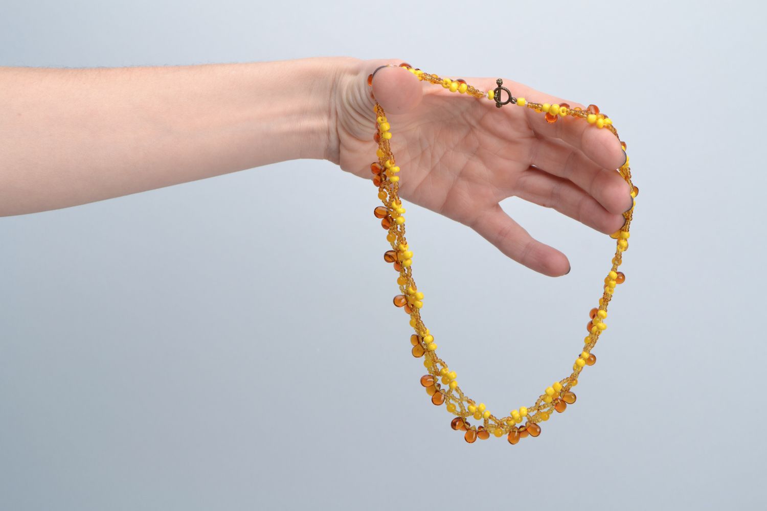 Collier fait main original en perles de rocailles de couleur d'ambre photo 2
