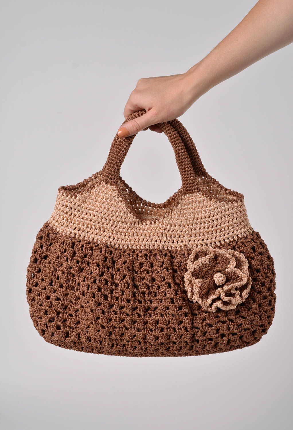 Вязаная женская сумочка крючком коричневая с бежевым с подкладкой ручная работа фото 2
