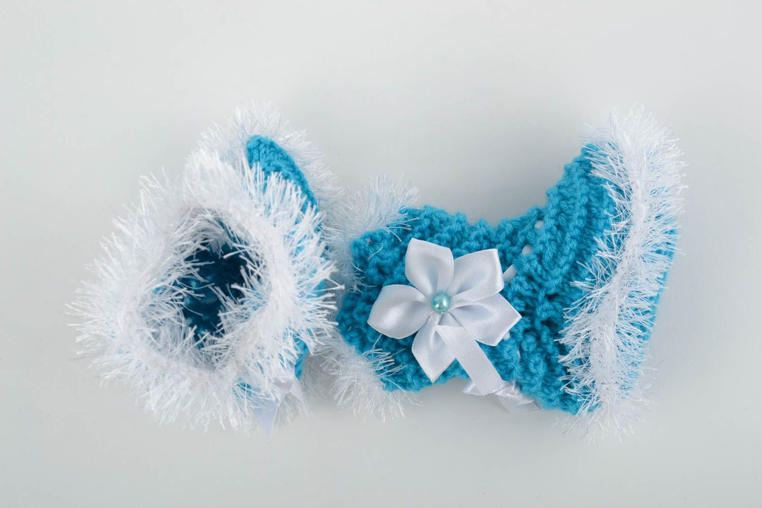 Детские пинетки из полушерстяных ниток голубые с белыми цветочками ручной работы фото 4
