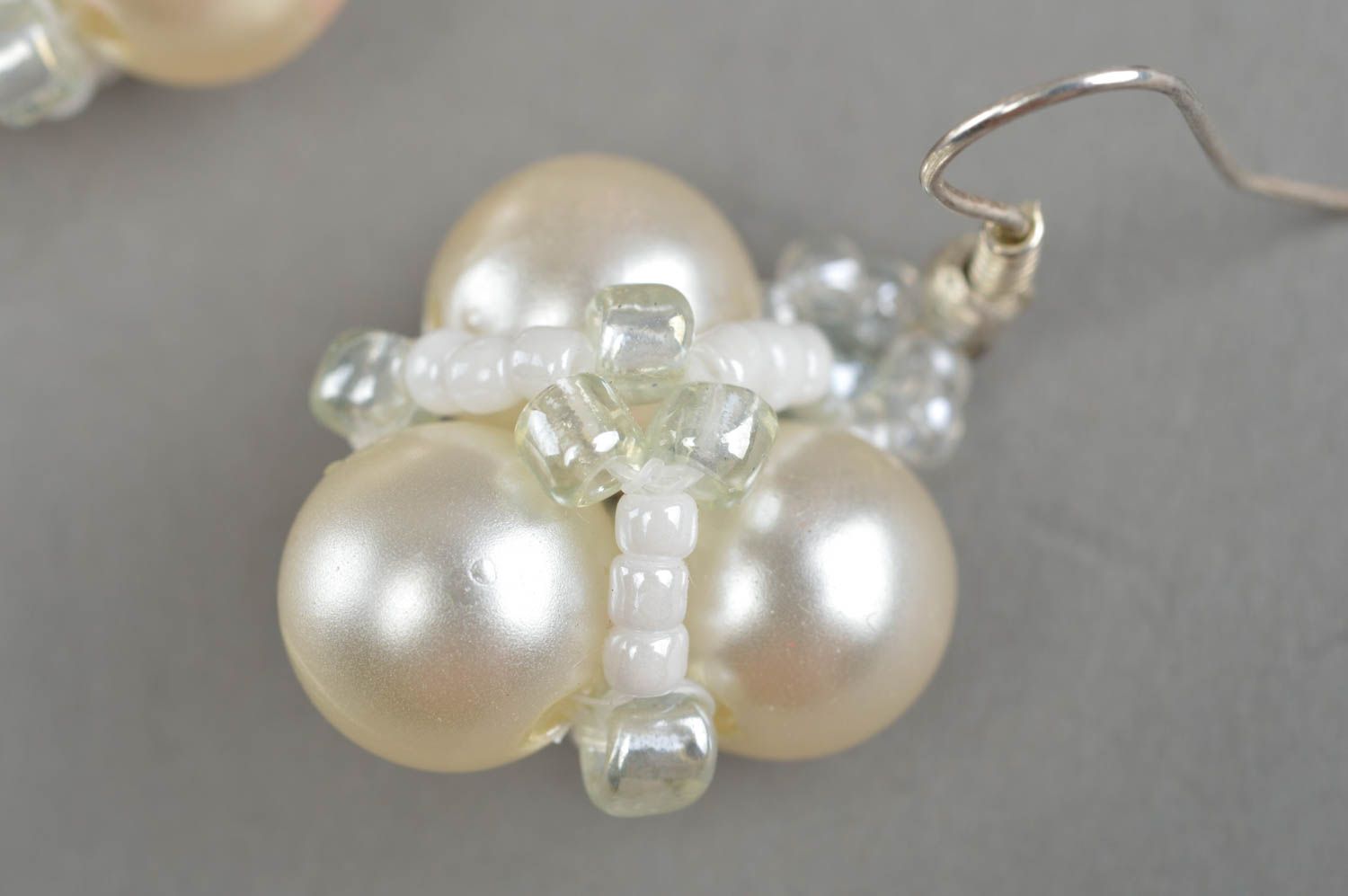 Boucles d'oreilles en fausses perles blanches faites main pendantes originales photo 5