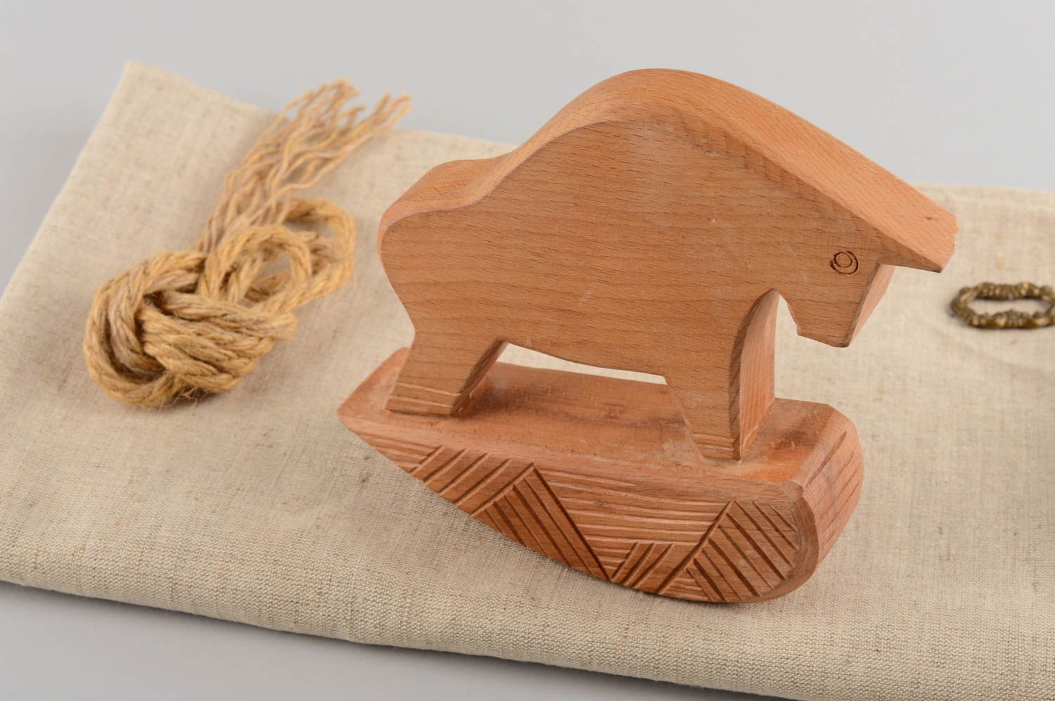 Juguete de madera ecológico artesanal regalo para niños original toro mecedor foto 1