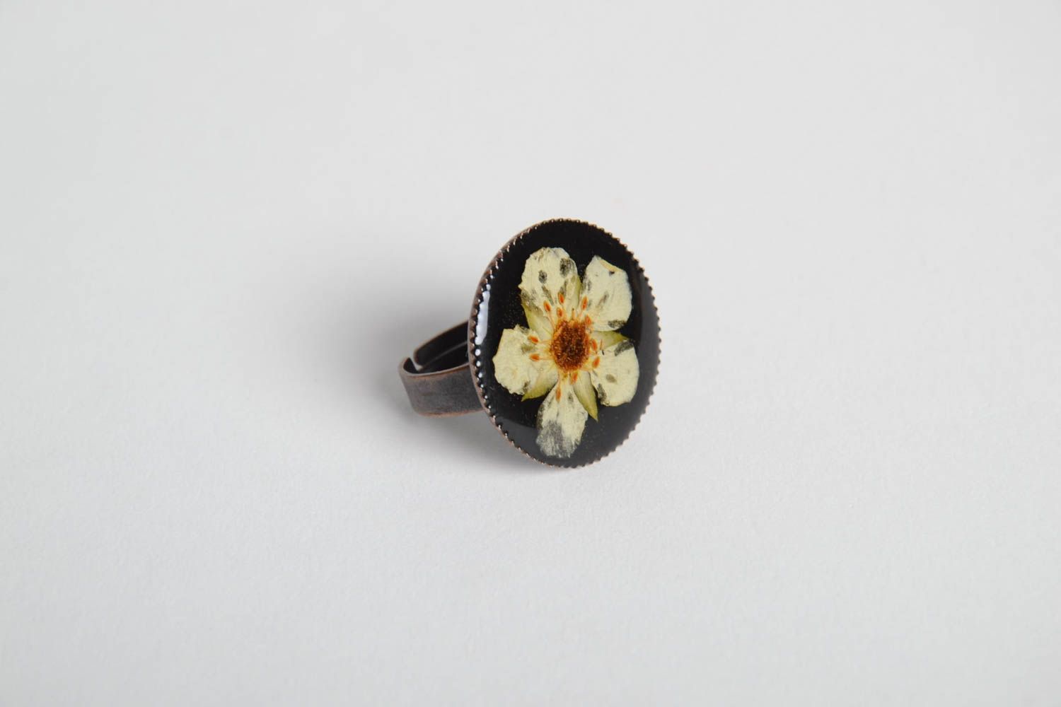 Кольцо ручной работы круглое кольцо с цветами кольцо из эпоксидной смолы модное фото 3