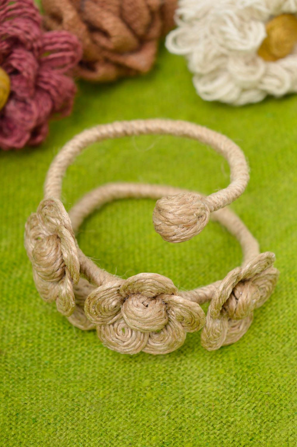 Bracelet avec fleurs Bijou fait main beige ficelle et métal Cadeau pour femme photo 1