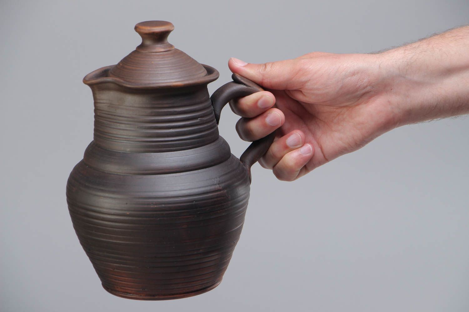 Petite cruche en céramique avec couvercle brun foncé originale faite main 1,5 l photo 5