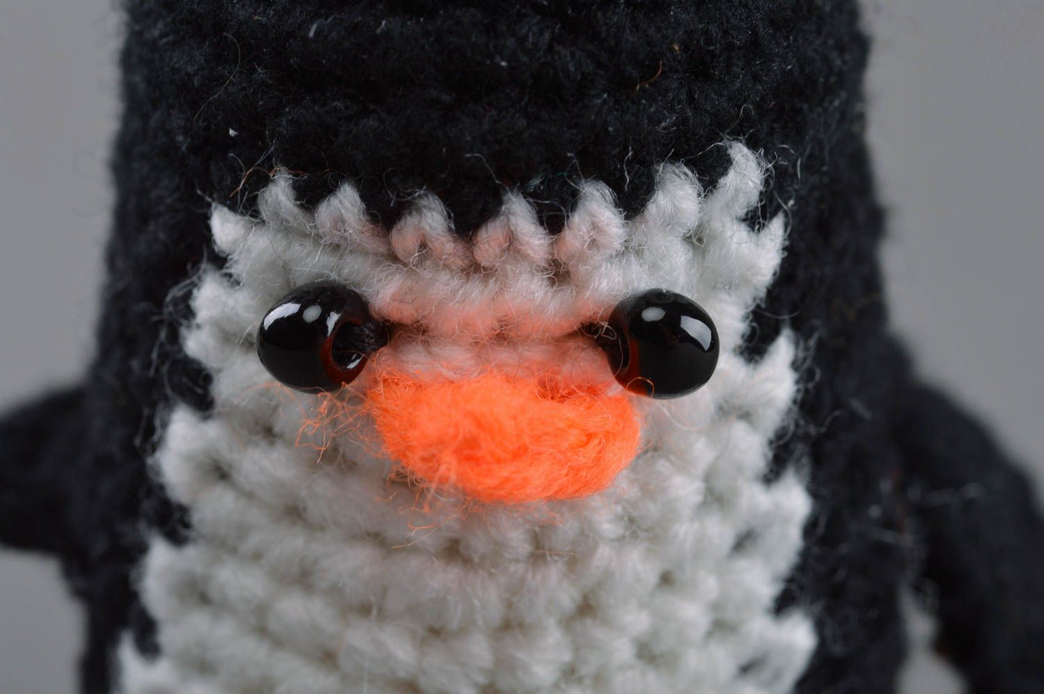 Jouet tricoté original fait main petit pour enfant en forme de pingouin photo 2