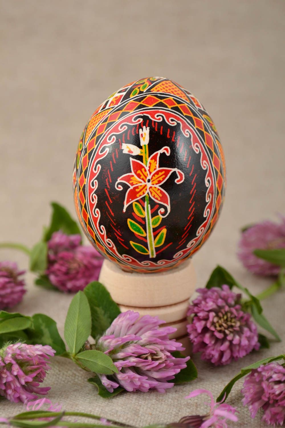 Huevo de Pascua pintado a mano con arcílicos artesanal con flor foto 1
