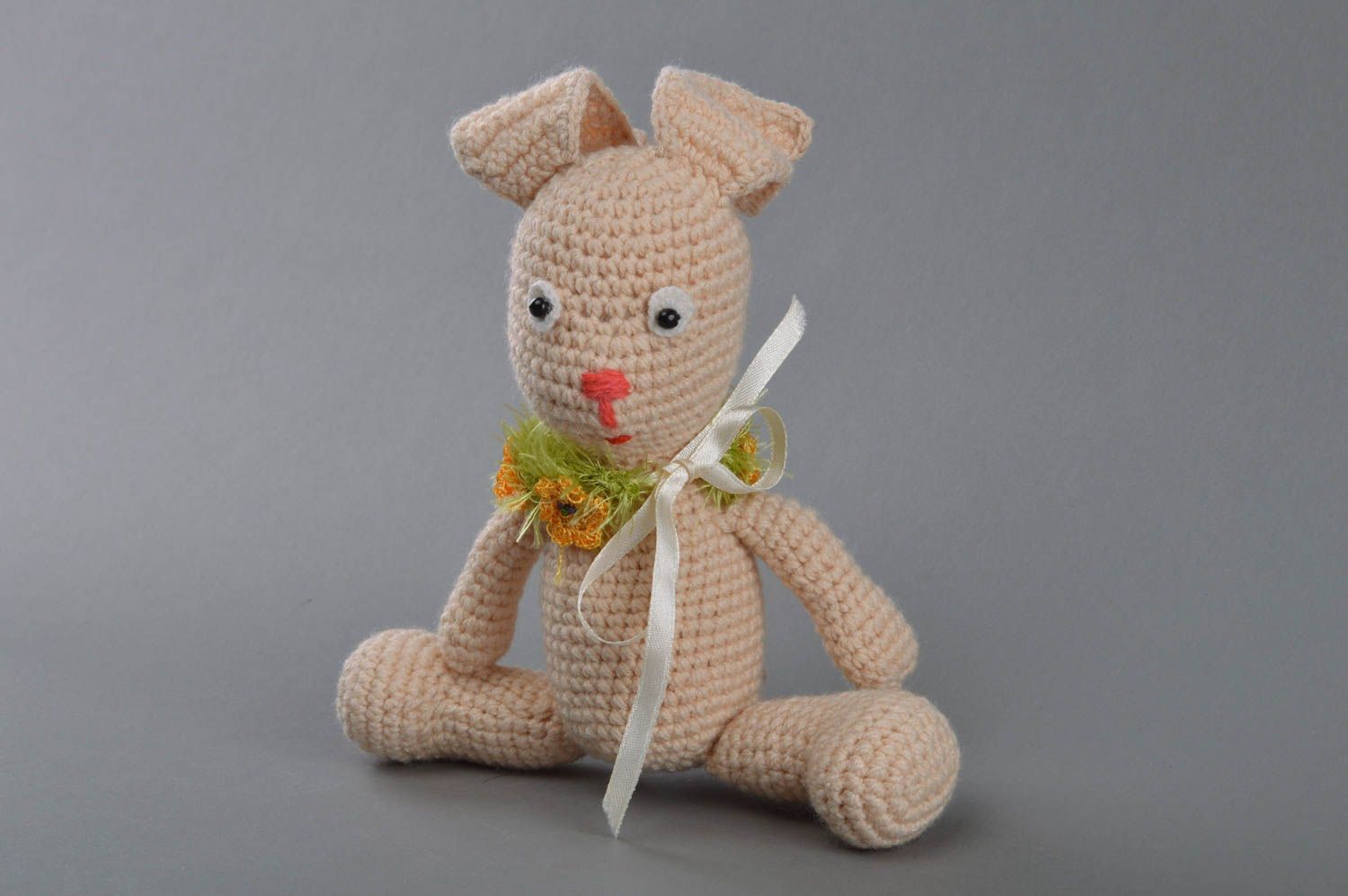 Jouet tricoté original fait main petit pour enfant en forme de lapin beige photo 3