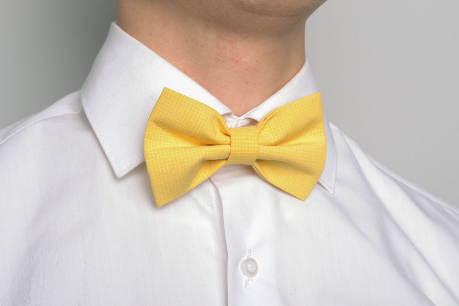 Gravata-borboleta artesanal amarela para traje  foto 1
