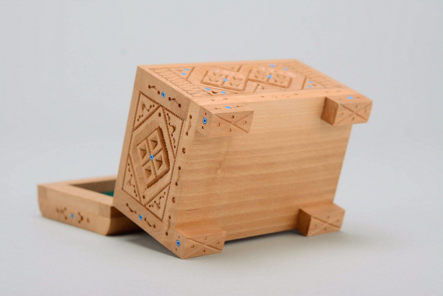 Caja de madera incrustada con abalorios foto 4