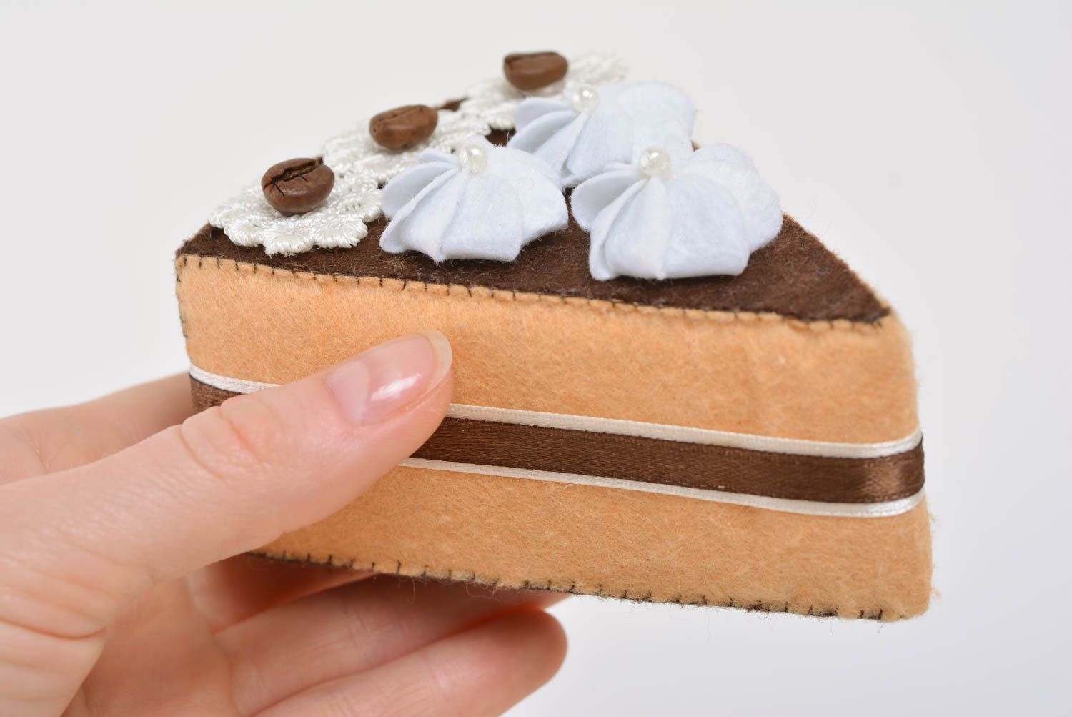 Pelote d'épingles en feutre faite main originale en forme de gâteau au chocolat photo 4