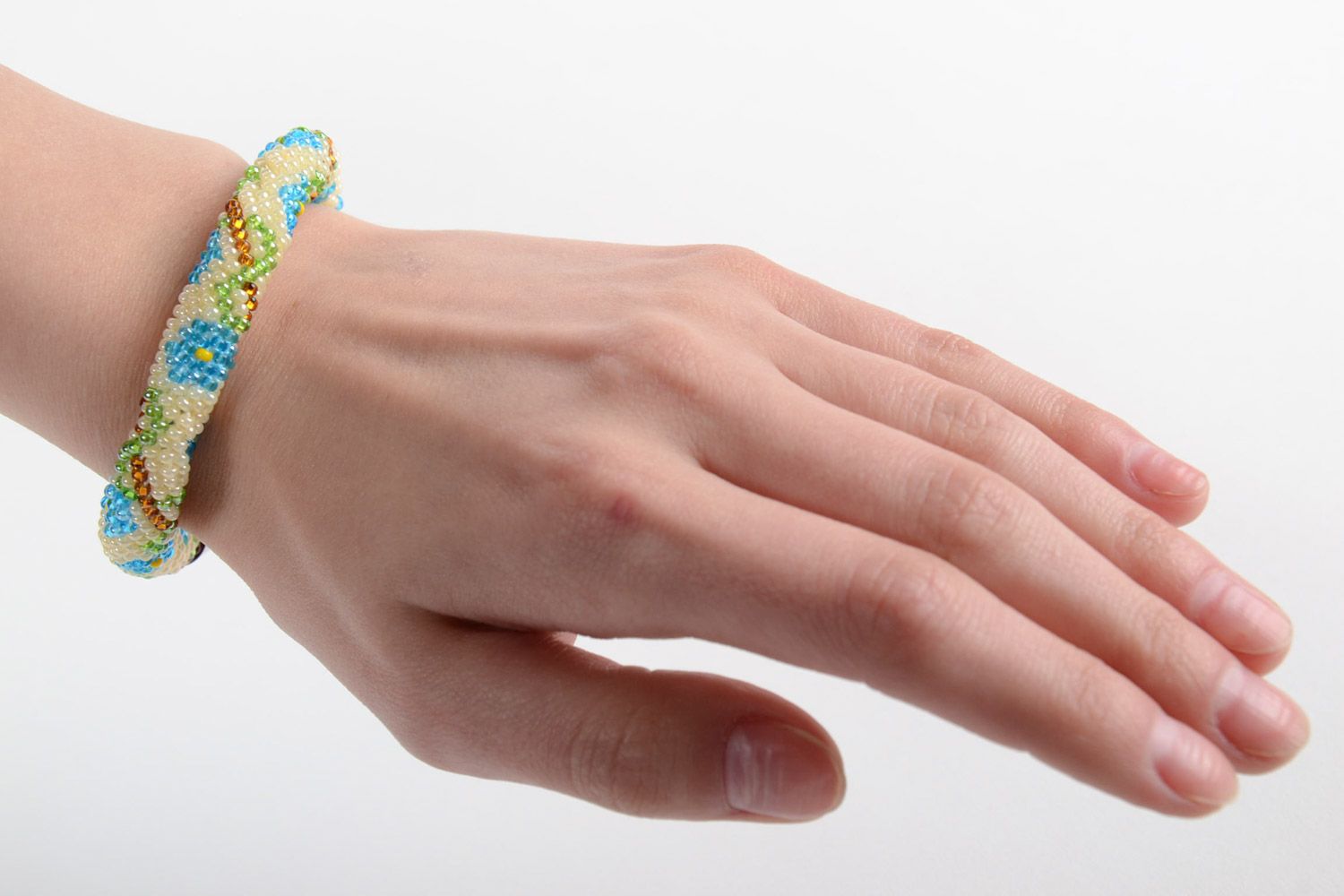 Handgemachtes elegantes originelles Armband aus Glasperlen handmade für Damen im Ethno Style foto 5