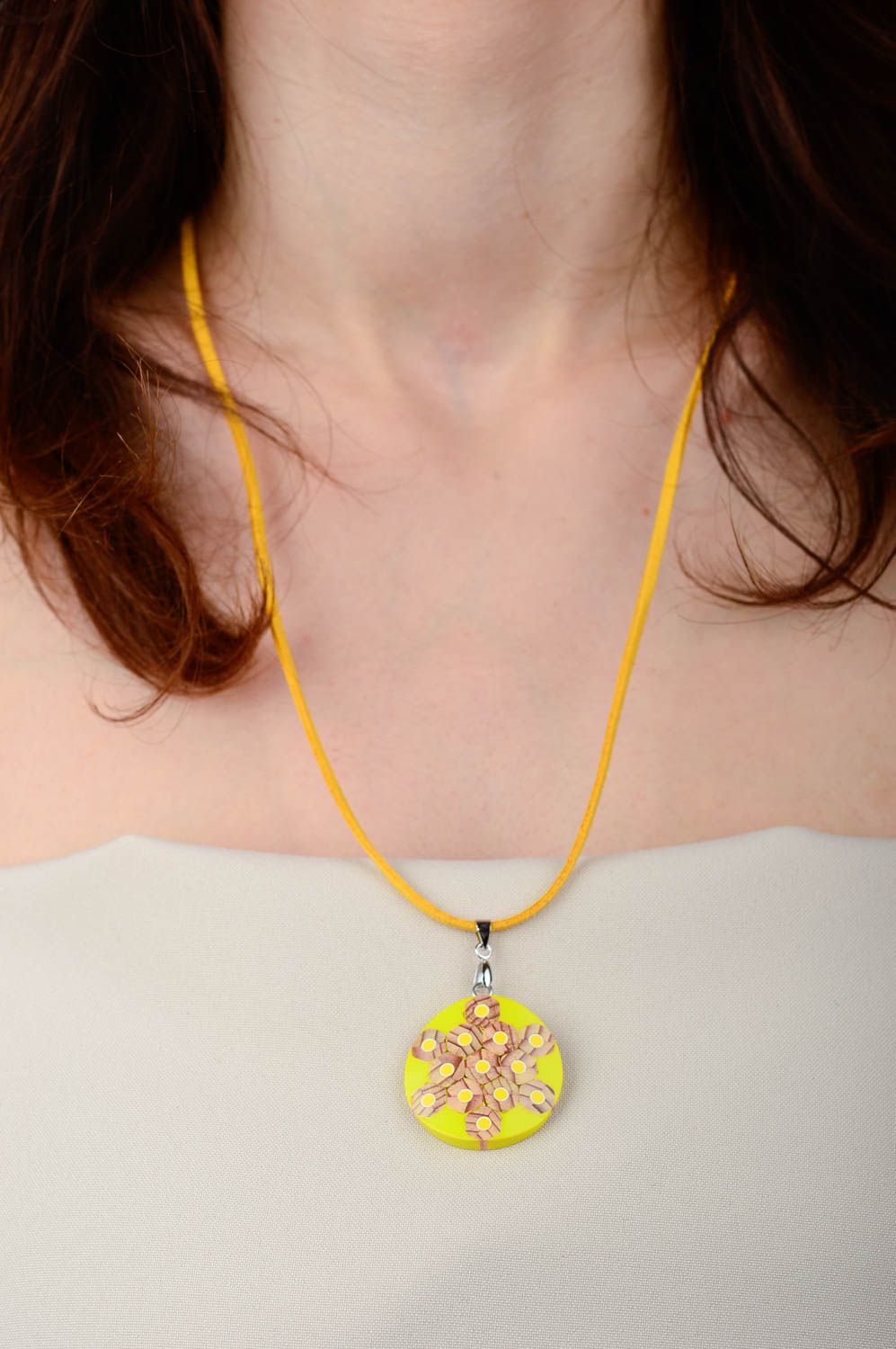 Colgante para mujer amarillo con cordón accesorio de moda bisutería artesanal foto 2