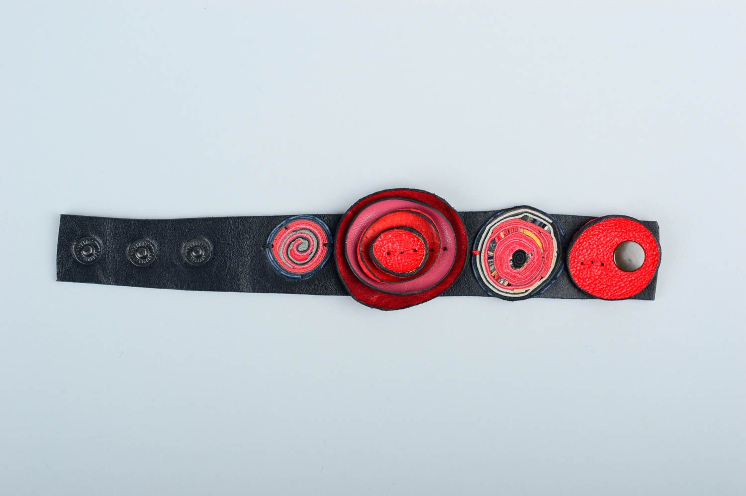 Браслет из кожи украшение ручной работы кожаный браслет с красными кольцами фото 2