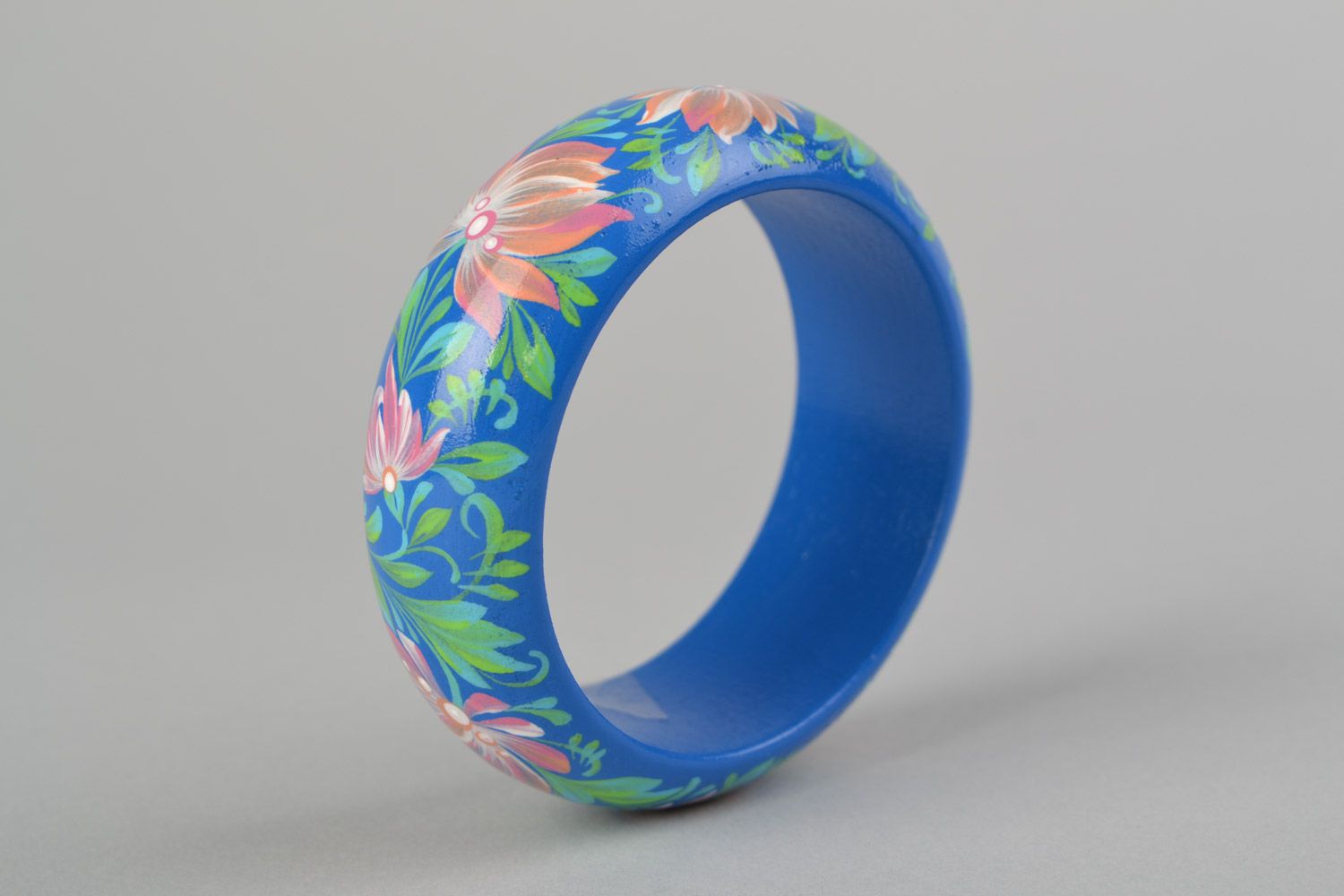 Schönes blaues originelles Armband aus Holz mit Petrykiwka Malerei mit Blumen handmade foto 1
