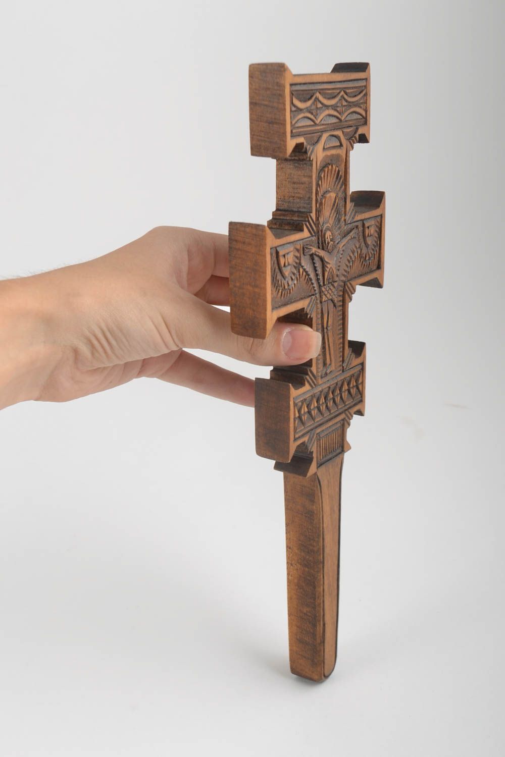 Крест ручной работы резной крест из дерева оригинальное украшение на стену фото 5