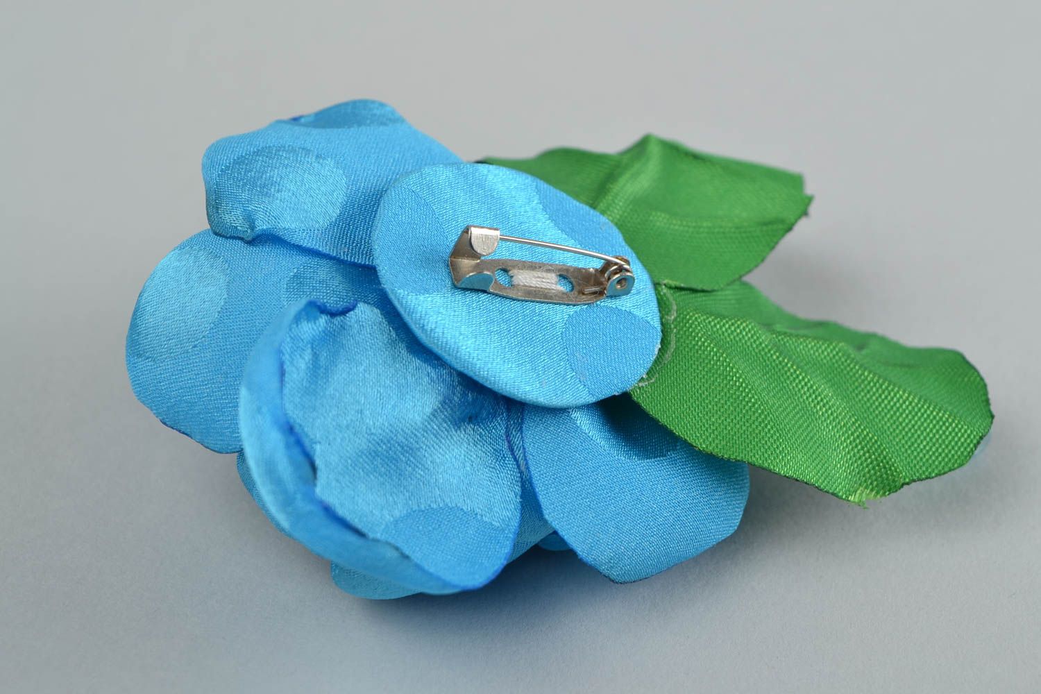 Голубая брошь из атласных лент с бисером ручной работы в виде цветка нарядная фото 4