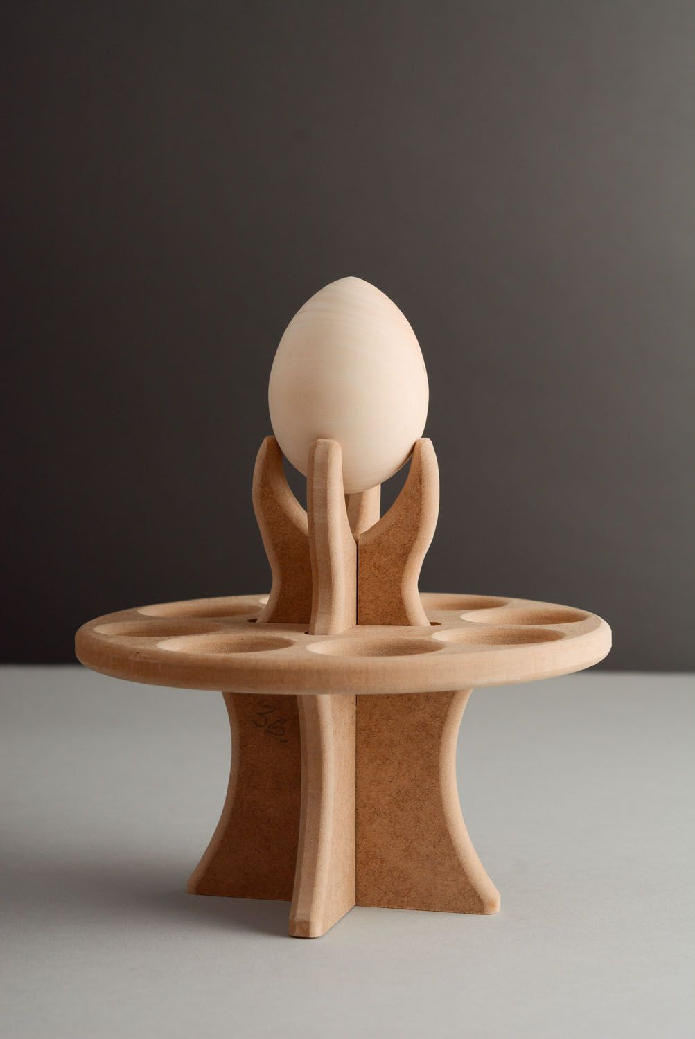 Base de madera para huevos de Pascua foto 1