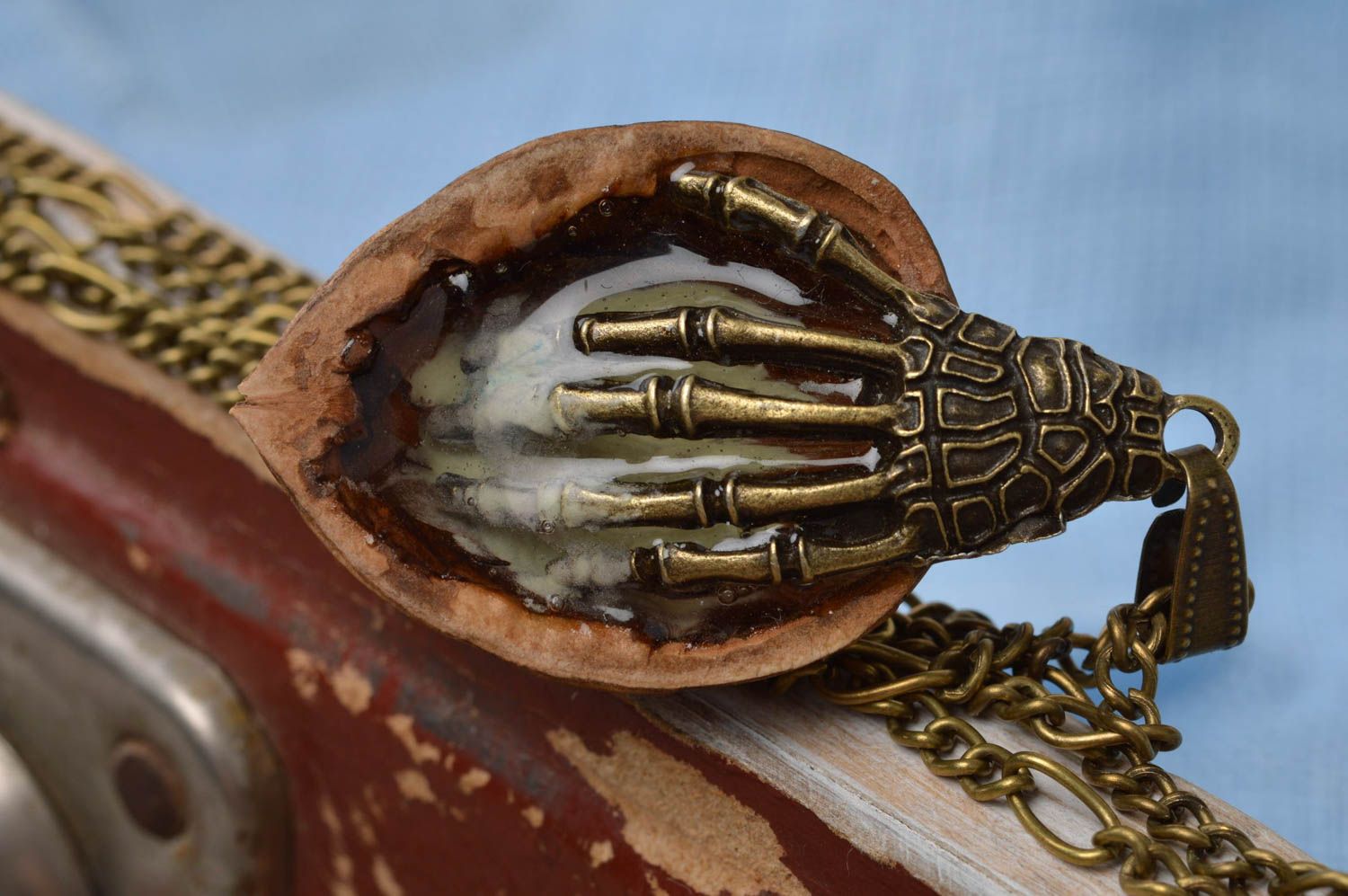 Подвеска из ореха с металлической рукой светящаяся ручной работы Рука в душе фото 5