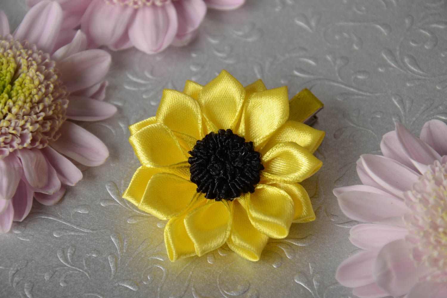 Маленькая заколка в виде цветка из атласных лент желтая в технике канзаши фото 1