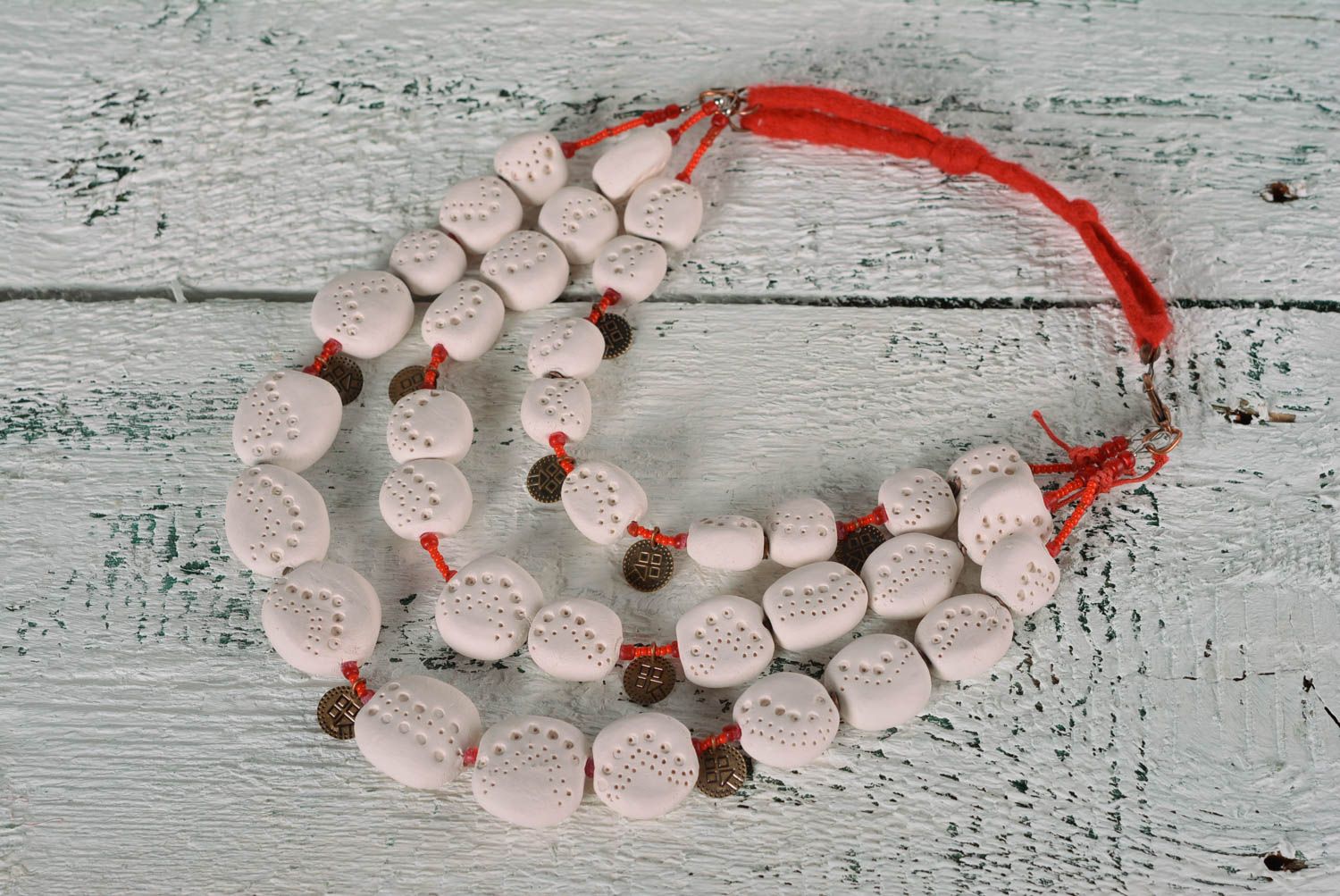Collier en céramique fait main Bijou ethnique Accessoire femme perles sur fil photo 1