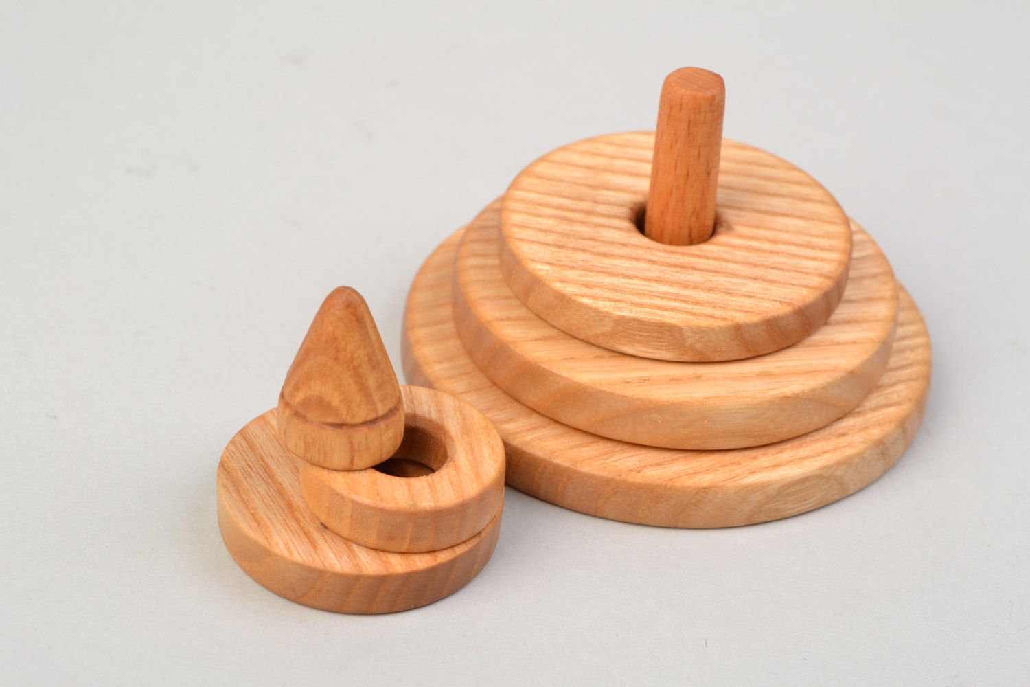 Handgemachtes lern Spielzeug Steckturm aus Holz und sechs Elementen für Kinder foto 5