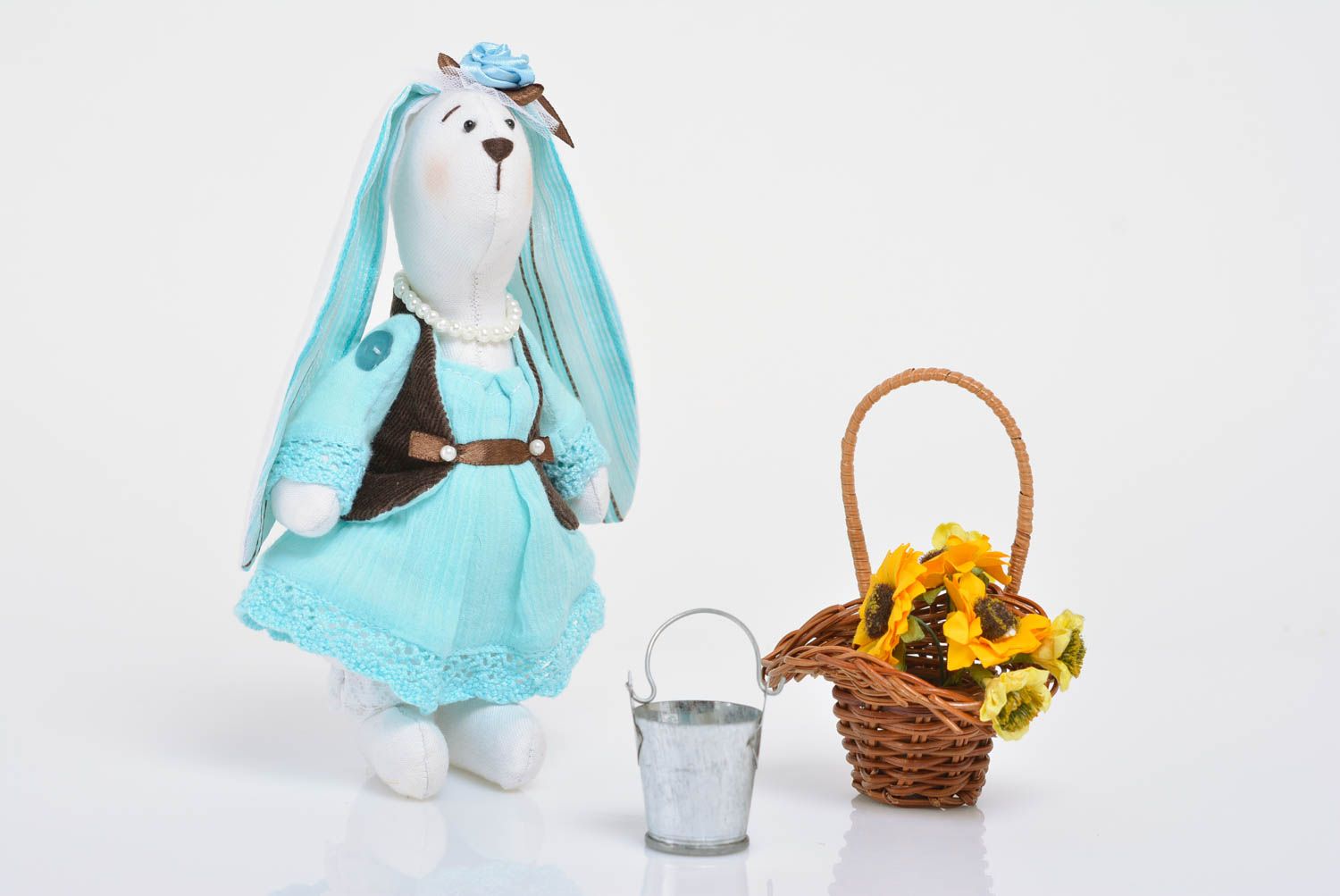 Muñeca de peluche hecha a mano original de tela para niños decorativa estilosa foto 1