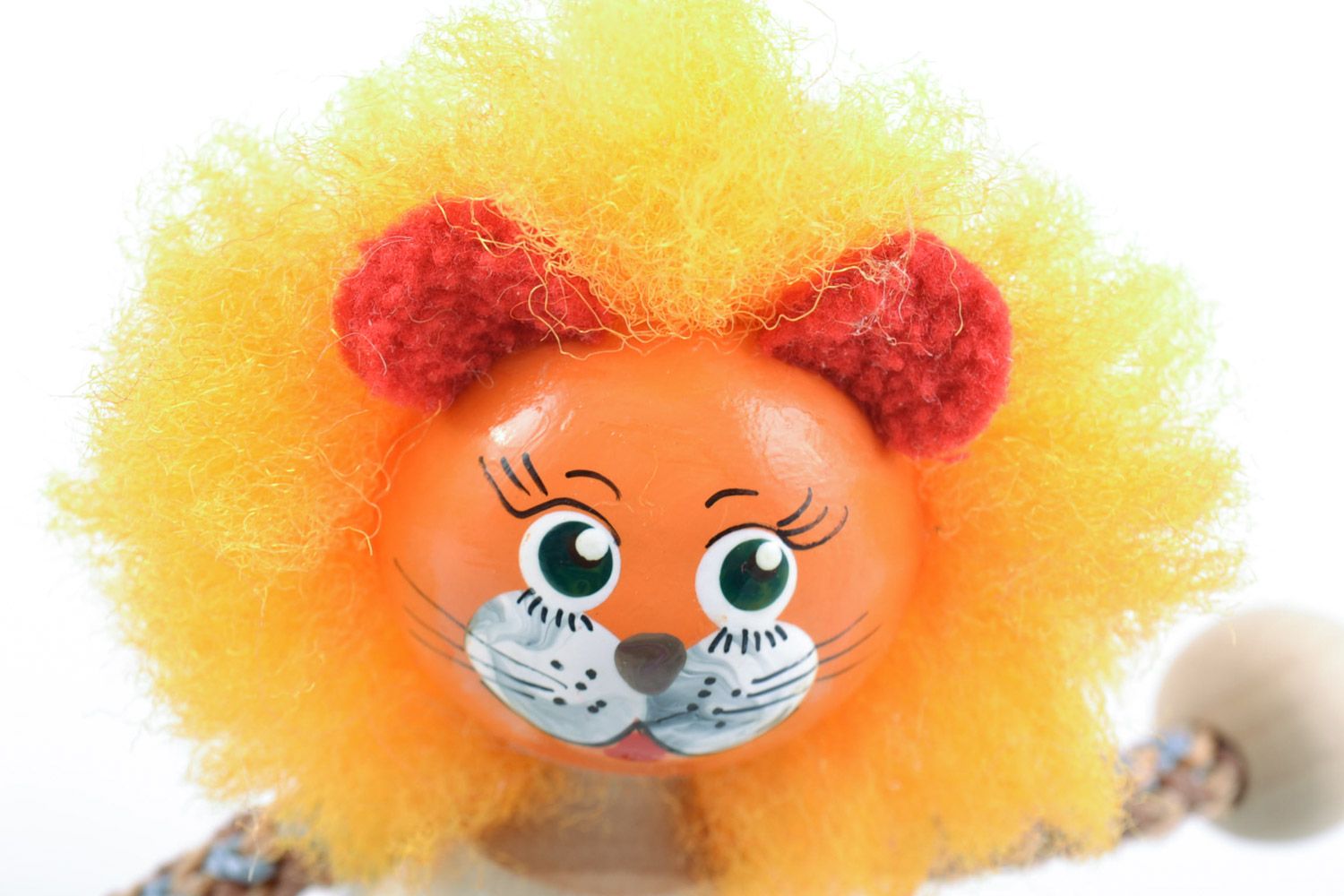 Красивая игрушка из дерева ручной работы в виде льва с пышной гривой яркая фото 3