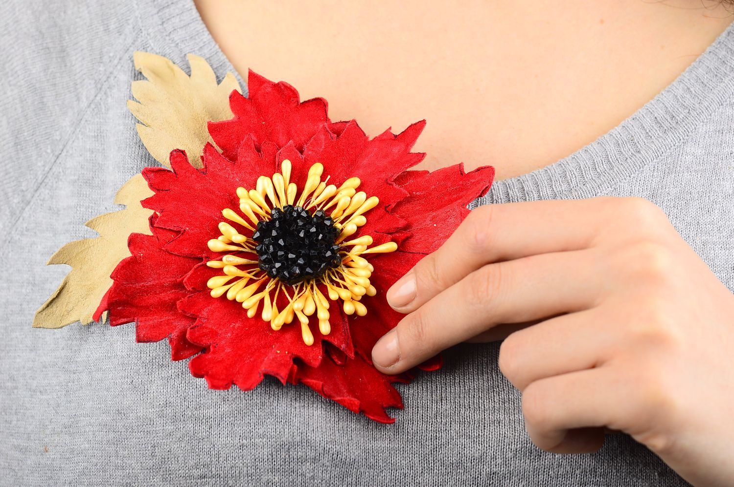 Broche en cuir fait main Broche fantaisie fleur rouge beige Accessoire femme photo 5