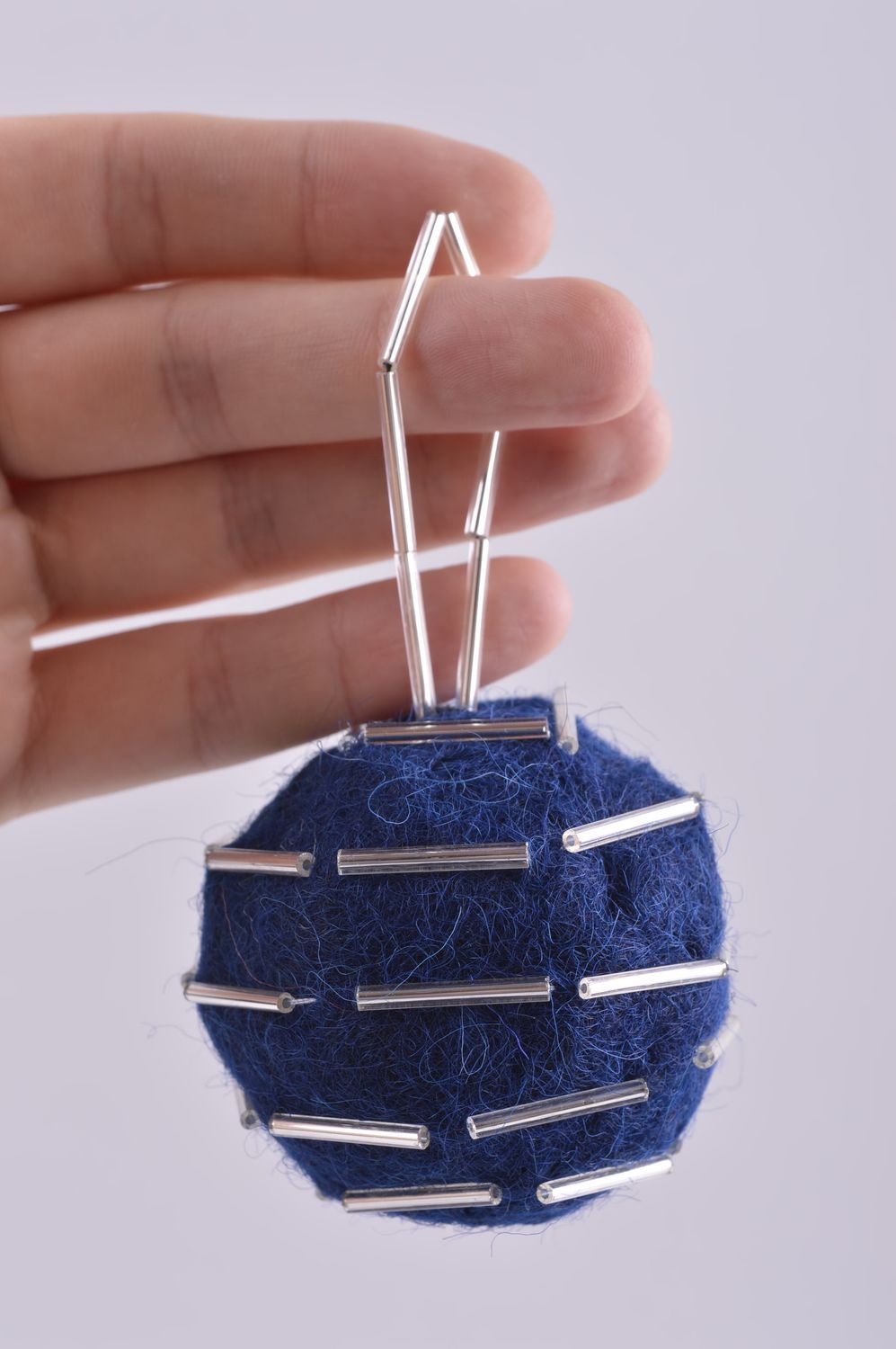 Déco fait main Boule à suspendre bleue Décoration Noël technique feutrage photo 5