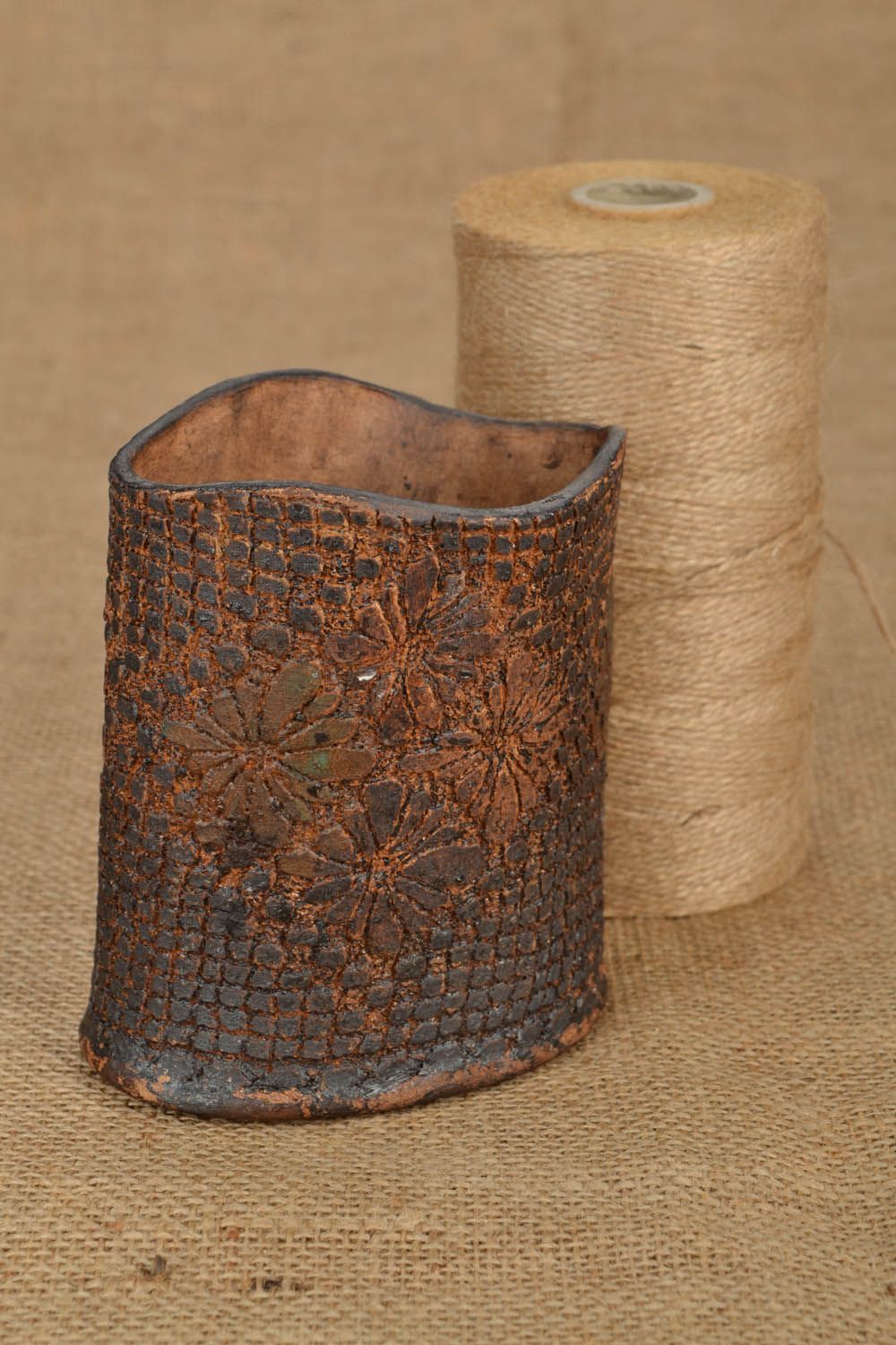 Vaso de mesa de cerâmica esculpido a mão foto 1