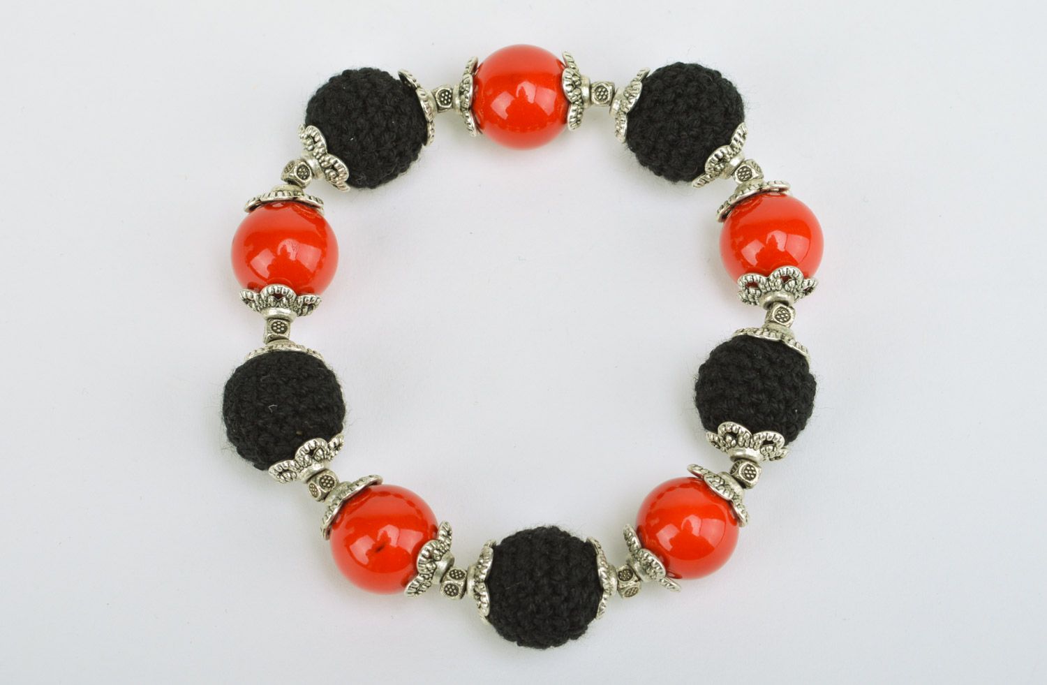 Bracelet fait main noir rouge en perles et fils accessoire de soirée tricoté photo 2
