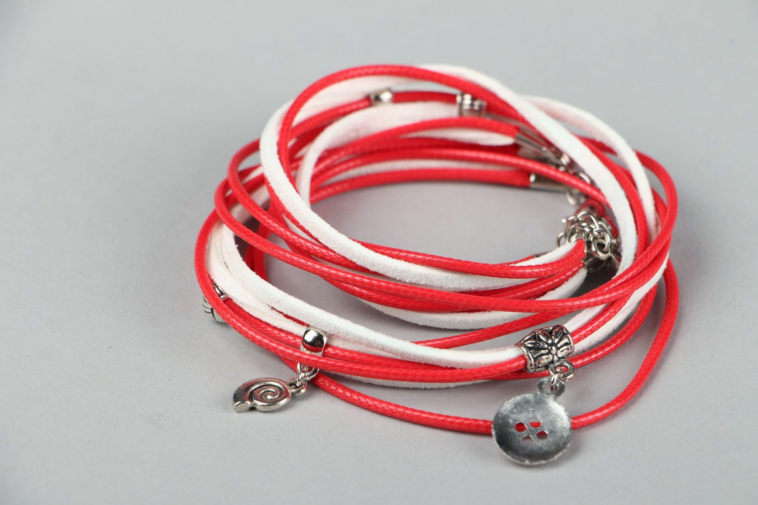 Bracelet fait main en cuir suède rouge et blanc photo 1
