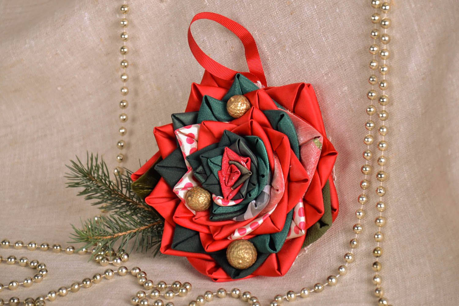 Brinquedo da árvore de Natal com base de papelão decorado com pano e nozes reais foto 1