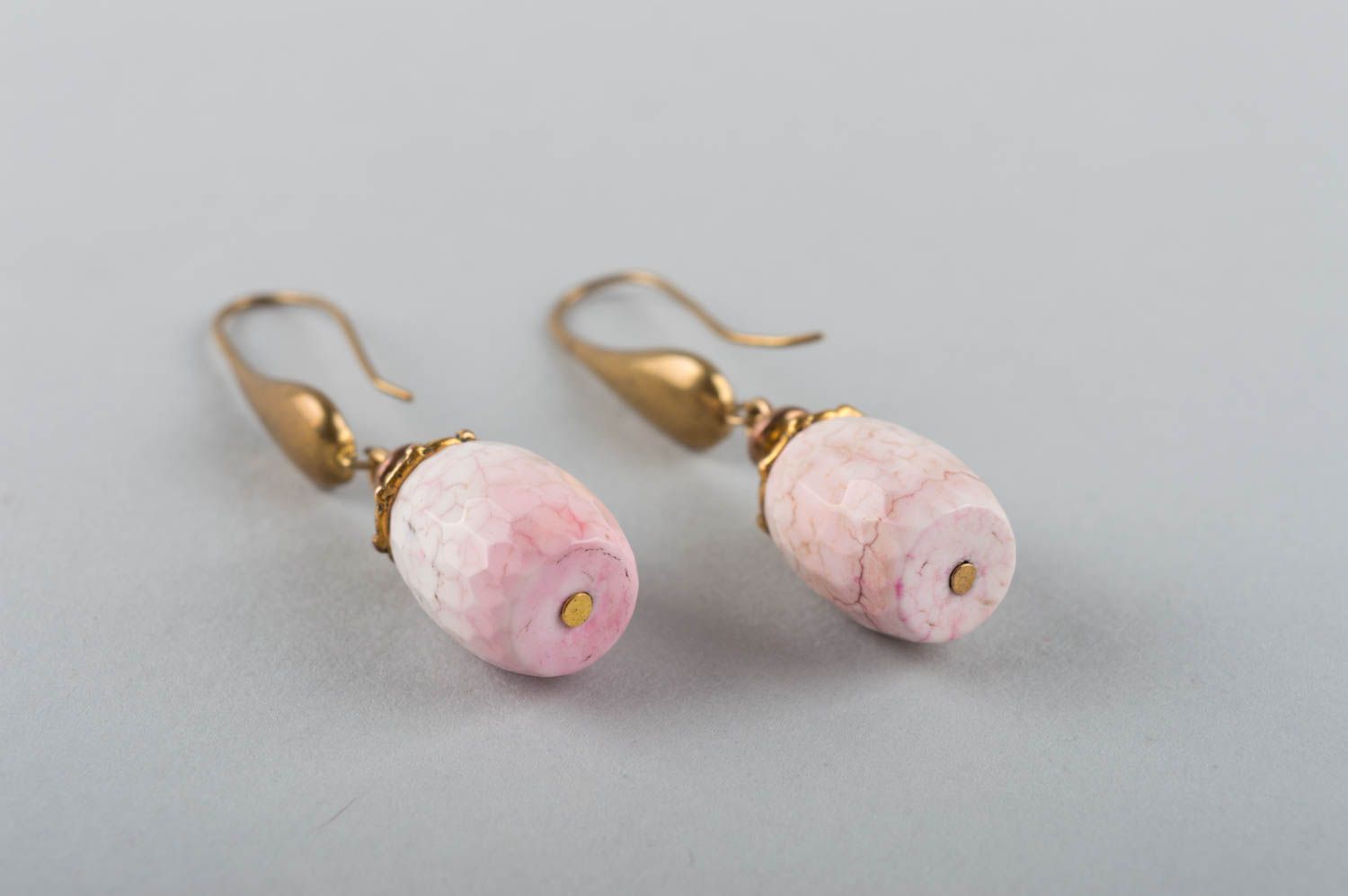 Boucles d'oreilles en laiton et agate rose clair faites main pendantes photo 3