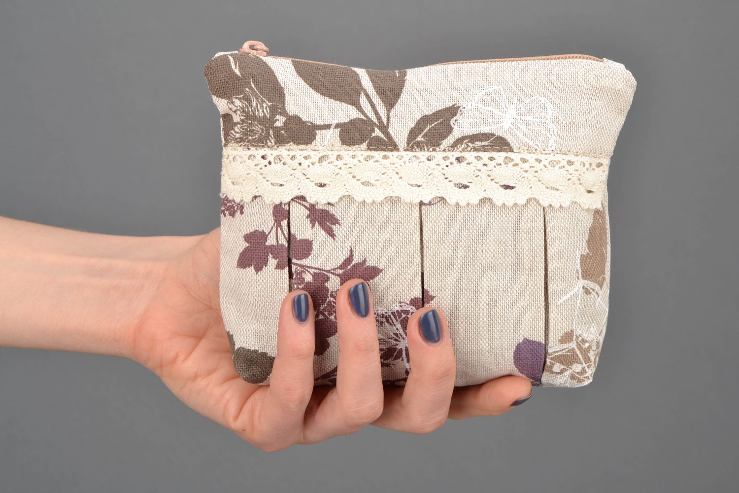 Small fabric beauty bag with lace photo 1